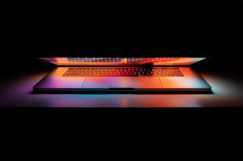 Windows vs MacBook – które laptopy lepsze?